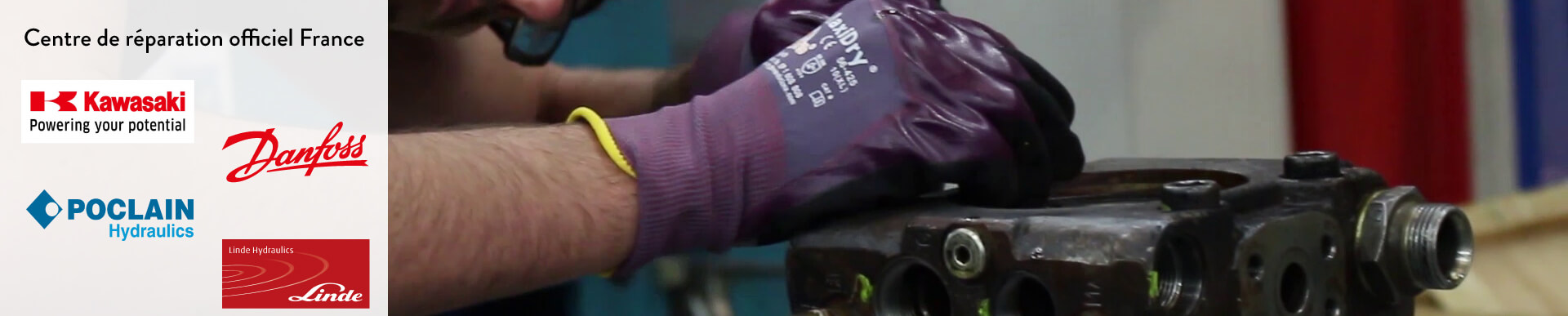 Un technicien en train de réparer une pompe à pistons hydrauliques